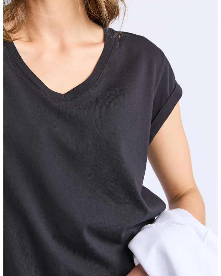 Manly Vee Tee /  Black