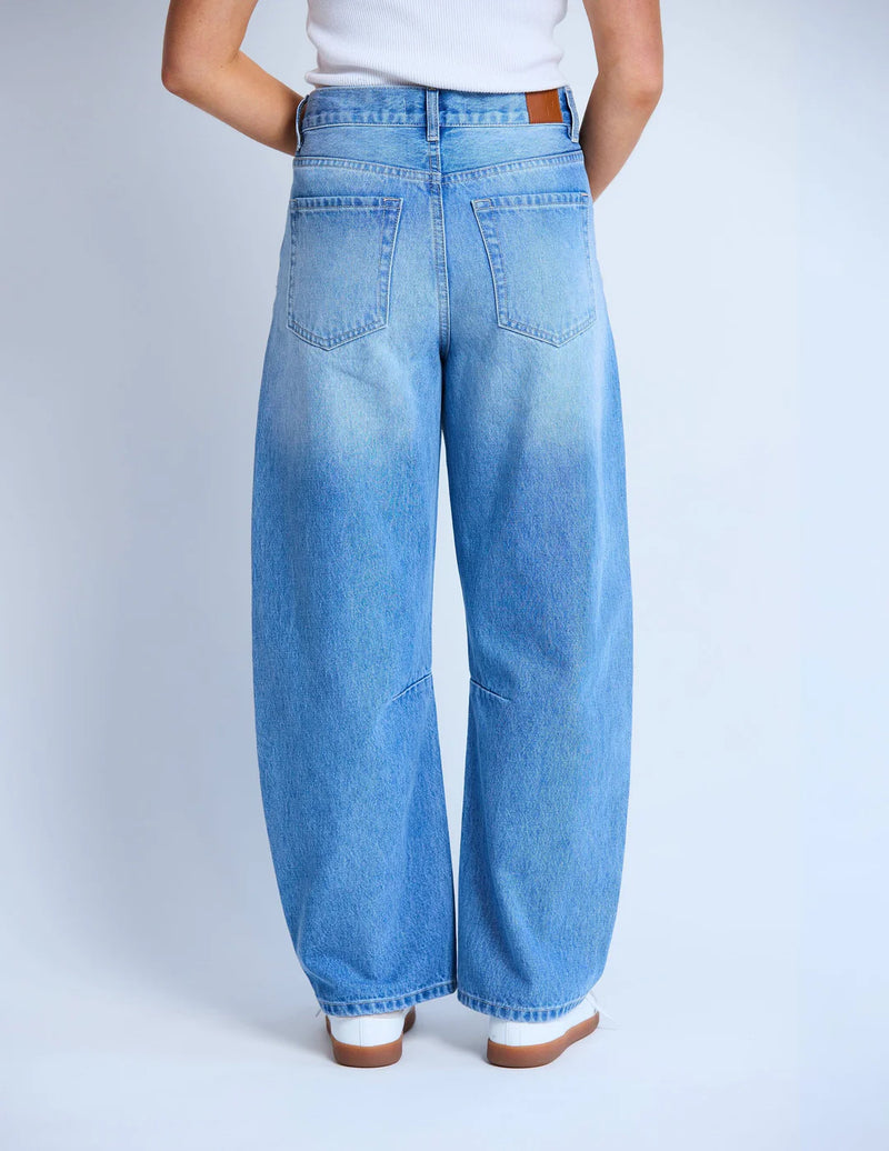 Carson Barrel Jean - Mid Blue Wash
