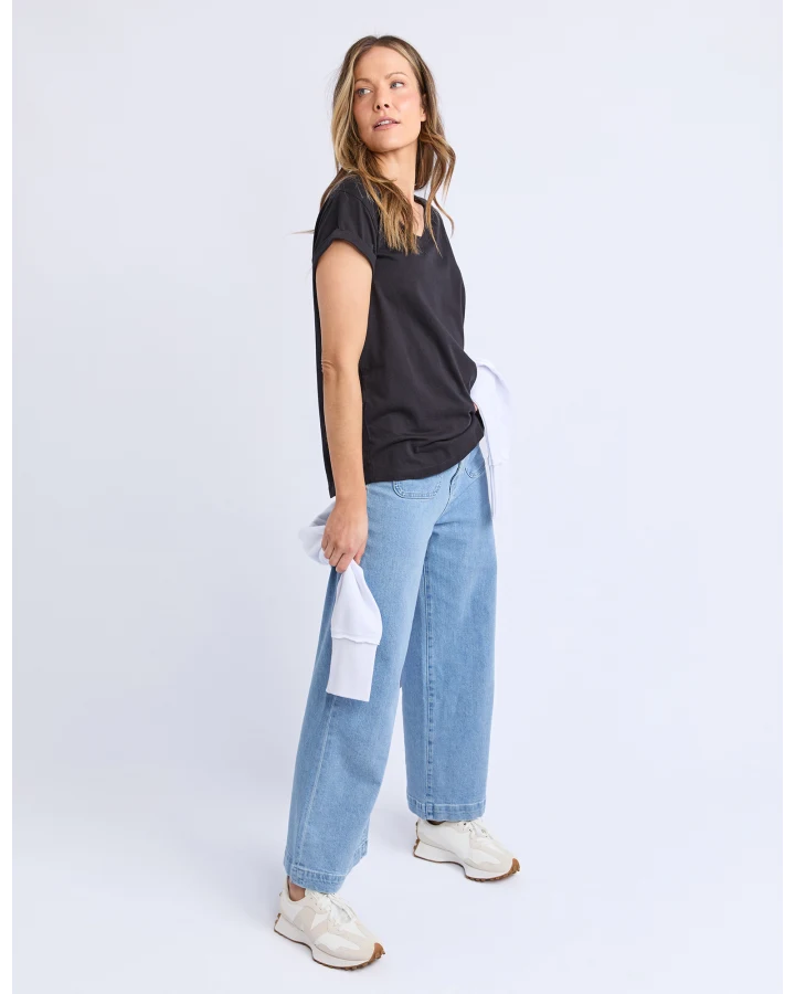 Manly Vee Tee /  Black