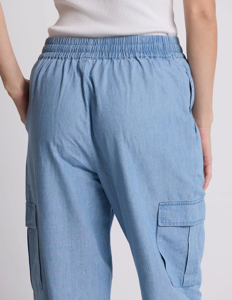 Teigan Pant / Light Wash