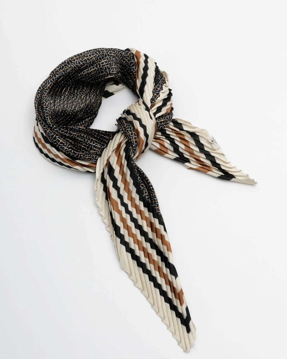 Iris Pleated Scarf / Choc Black