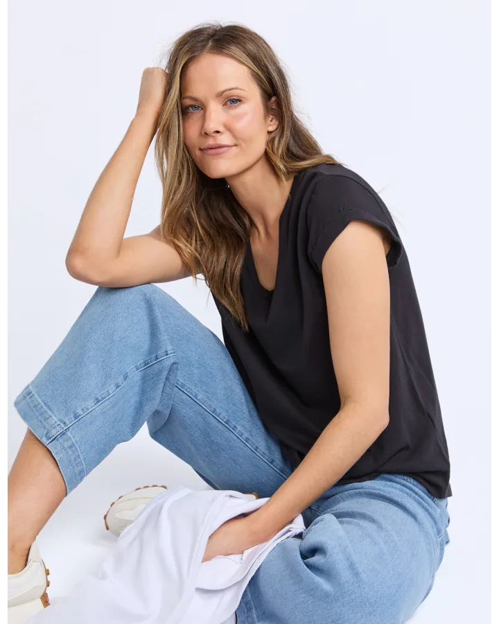 Manly Vee Tee /  Black