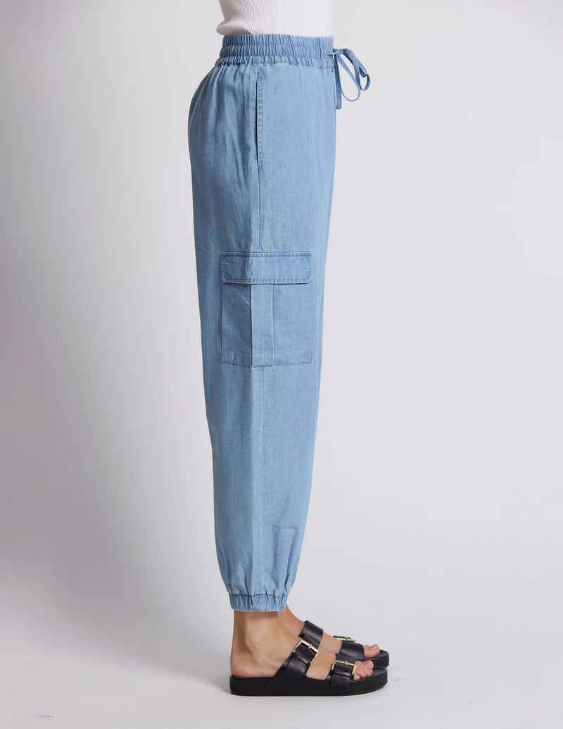 Teigan Pant / Light Wash