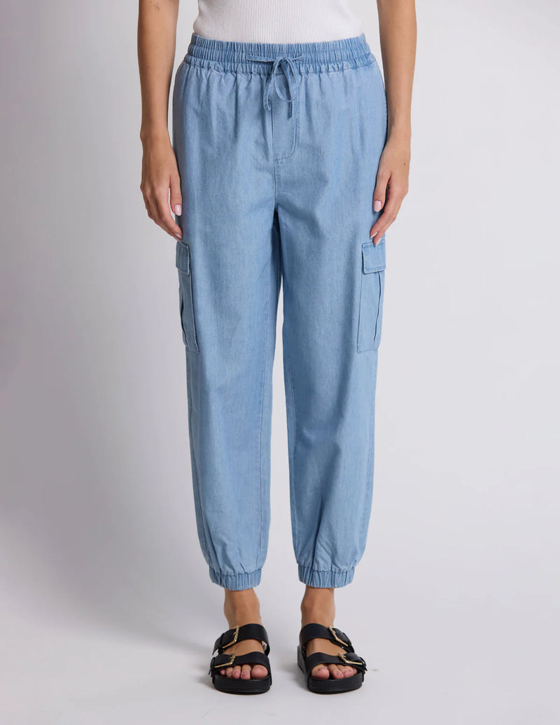 Teigan Pant / Light Wash